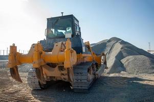 un tractor que trabaja en un área de construcción industrial foto