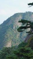 los hermosos paisajes montañosos con el bosque verde y el acantilado rocoso en erupción como fondo en el campo de china foto