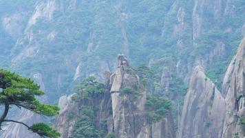 los hermosos paisajes montañosos con el bosque verde y el acantilado rocoso en erupción como fondo en el campo de china foto