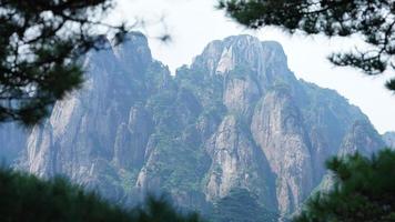 los hermosos paisajes montañosos con el bosque verde y el acantilado rocoso en erupción como fondo en el campo de china foto