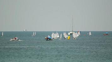 phuket, Thailand november 20, 2015 - het windsurfen in de zee en de surfen apparatuur. dynamisch sport, mensen aan het doen het windsurfen video