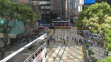 hong kong 8 de noviembre de 2019: el icónico sistema de tranvía de dos pisos de hong kong video