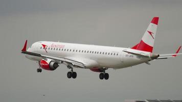 francfort-sur-le-main, allemagne 20 juillet 2017 - Austrian Airlines embraer erj 195lr oe lwq landing. Fraport, Francfort, Allemagne video