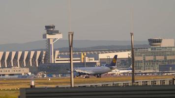 Frankfurt ben hoofd, Duitsland juli 21, 2017 - lufthansa luchtbus a330 d aikr landen Bij vroeg ochtend, landingsbaan 25c. fraport, Frankfurt, Duitsland video