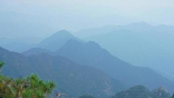 los hermosos paisajes montañosos con el bosque verde y el acantilado rocoso en erupción como fondo en el campo de china foto