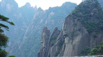 los hermosos paisajes montañosos con el bosque verde y el acantilado rocoso en erupción como fondo en el campo de china foto