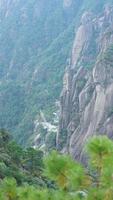 los hermosos paisajes montañosos con el bosque verde y el acantilado rocoso en erupción como fondo en el campo de china foto