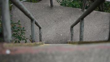 la vista de las escaleras de escalada tallada en la roca en las montañas foto