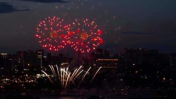 vuurwerk met stadsgezicht nacht licht visie van Novosibirsk horizon Bij schemering tijd video