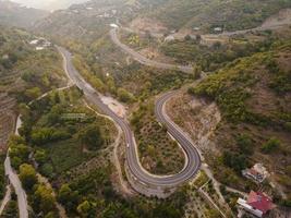 valle aéreo y carretera, vista superior, asombroso fondo natural. dron volador al atardecer, paisaje marino foto