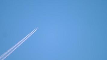 traînée blanche de vapeur d'avion sur le ciel bleu, pollution de la couche d'avion video