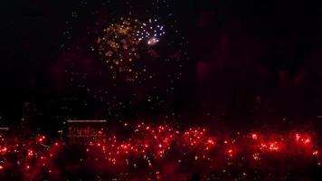 feuerwerk mit stadtbild nachtlicht blick auf die skyline von nowosibirsk video