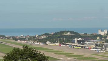 sochi, rússia, 29 de julho de 2022 - aeroporto internacional de sochi aeródromo. timelapse do tráfego aéreo. vista panorâmica da pista do aeroporto e o mar ao fundo video