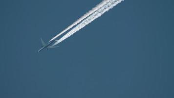Jet aereo le foglie un' bianca scia di condensazione nel il cielo. aria mezzi di trasporto concetto video