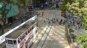 hong kong 8 de noviembre de 2019: el icónico sistema de tranvía de dos pisos de hong kong video