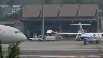 Phuket, Tailandia 3 de diciembre de 2016 - jetstar boeing 787 dreamliner vh vka rodando después de aterrizar en el aeropuerto de phuket. clima lluvioso video