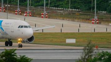 Phuket, Tailandia dicembre 4, 2016 - bangkok aria airbus 320 hs ppd girare pista di decollo prima partenza a Phuket aeroporto. video