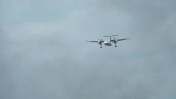 avião turboélice se aproximando antes do pouso. Aeroporto de Shiphol, Amsterdã, Holanda video