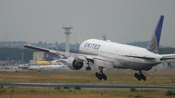 Frankfurt am Main, Alemanha 20 de julho de 2017 - United Airlines Boeing 777 n226ua pousando na pista 25l, câmera lenta. fraport, frankfurt, alemanha video