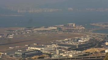 Hong kong 09 de noviembre de 2019 - vista aérea timelapse del aeropuerto internacional de hong kong chek lap kok, vista desde la isla de lantau video