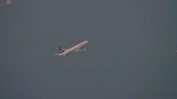 hong kong novembre 9, 2019 - aereo Visualizza chek giro kok internazionale aeroporto, hong kong, airbus a321 catay Drago salita. video