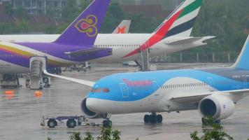 phuket, thaïlande 3 décembre 2016 - thomson boeing 787 dreamliner g tuif sur le tablier avant le départ à l'aéroport de phuket. climat pluvieux video