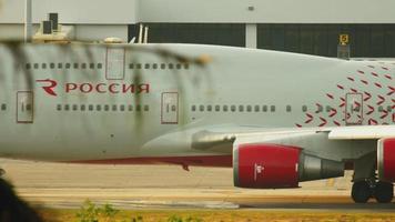 phuket, thailand 28. november 2016 - rossiya boeing 747 ei xlf rollen vor abflug, flughafen phuket, am frühen morgen. Blick von der obersten Etage des Hotels in der Nähe des Flughafens video