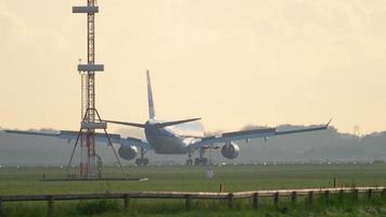 Amsterdam, de Nederland juli 25, 2017 - klm Koninklijk Nederlands luchtvaartmaatschappijen luchtbus a330 ph aom naderen en landen Bij landingsbaan 06 kaagbaan Bij zonsopkomst. schiphol luchthaven, Amsterdam, Holland video