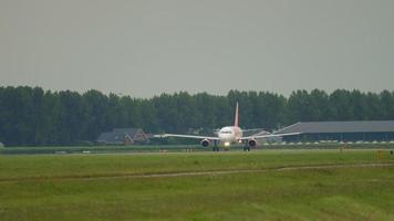 amsterdam, países bajos 26 de julio de 2017 - airbus a320 de easyjet al comienzo de la pista antes del despegue en el aeropuerto de schiphol, amsterdam. concepto de turismo y viajes video