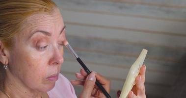 Alters Make-up. Lidschatten mit einem Pinsel auftragen video