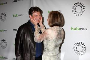 los angeles, 9 de marzo - nathan fillion susan sullivan llega al evento del castillo en paleyfest 2012 en el teatro saban el 9 de marzo de 2012 en los angeles, ca foto