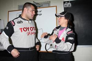 los angeles, 17 de marzo - cain velasquez kate del castillo en la sesion de entrenamiento para la 36a carrera toyota pro celebrity que se llevara a cabo en long beach, ca el 14 de abril de 2012 en el hipódromo de willow springs el 17 de marzo de 2012 en willow springs, ca foto