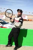 los angeles, 23 de marzo - jackson rathbone jugando con un viejo volante de carreras en el 37º entrenamiento anual de carreras de celebridades profesionales de toyota en el circuito internacional de willow springs el 23 de marzo de 2013 en rosamond, ca foto exclusiva