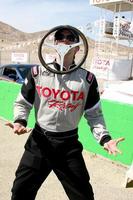 los angeles, 23 de marzo - jackson rathbone jugando con un viejo volante de carreras en el 37º entrenamiento anual de carreras de celebridades profesionales de toyota en el circuito internacional de willow springs el 23 de marzo de 2013 en rosamond, ca foto exclusiva