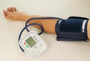 máquina de presión arterial en blanco foto