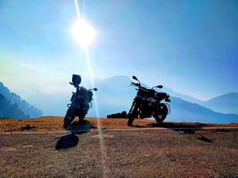 ladakh, india - diciembre de 2020 - bicicleta de aventura en las carreteras de ladakh foto