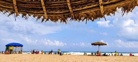 chennai, india, diciembre de 2020, gente disfrutando de la vida en la playa de chennai india foto