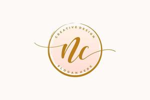 logotipo inicial de escritura a mano nc con firma vectorial de plantilla de círculo, boda, moda, floral y botánica con plantilla creativa. vector