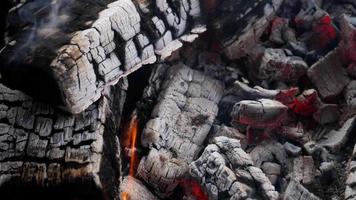 gros plan de charbons ardents avec fond de charbon de bois rougeoyant. braises de barbecue