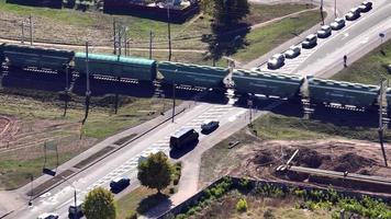 los coches están esperando que el tren pase en el cruce ferroviario video