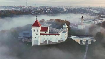 Dolly-Zoom-Effekt über dem morgendlichen Fluss mit Nebel und Nebel mit Blick auf die alte mittelalterliche Burg