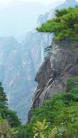 los hermosos paisajes montañosos con el bosque verde y el acantilado rocoso en erupción como fondo en el campo de china foto