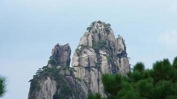 los hermosos paisajes montañosos con el bosque verde y el acantilado rocoso en erupción como fondo en el campo de china foto
