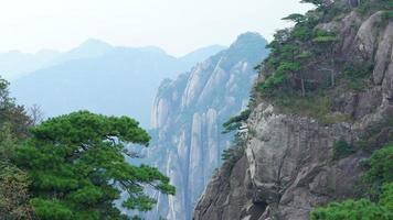 los hermosos paisajes montañosos con el bosque verde y el acantilado rocoso en erupción como fondo en el campo de china foto