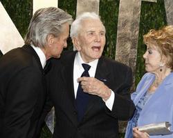 los angeles, 26 de febrero - michael douglas kirk douglas anne douglas llega a la fiesta vanity fair oscar 2012 en la torre puesta del sol el 26 de febrero de 2012 en west hollywood, ca foto