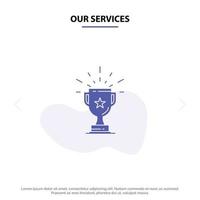 nuestros servicios trofeo logro premio negocio premio ganar ganador glifo sólido icono plantilla de tarjeta web