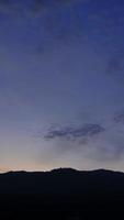 ciel crépusculaire et à l'aube avec un laps de temps vertical de cumulus dans une soirée. video