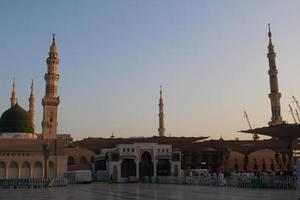 medina, arabia saudita, octubre de 2022 - hermosa vista diurna de masjid al nabawi, cúpula verde de medina, minaretes y patio de la mezquita. foto