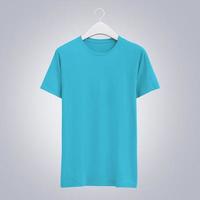 maqueta de camiseta azul marino colgando del frente foto