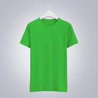 maqueta verde de camiseta delantera colgante foto